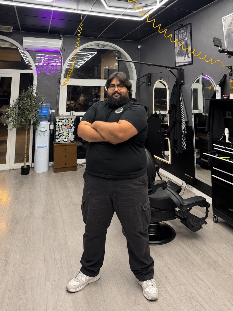 Búfalo, barbero de La Barbería del Puerto