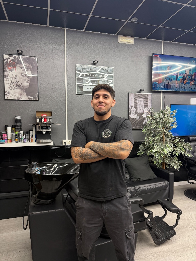Nacho, barbero de La Barbería del Puerto