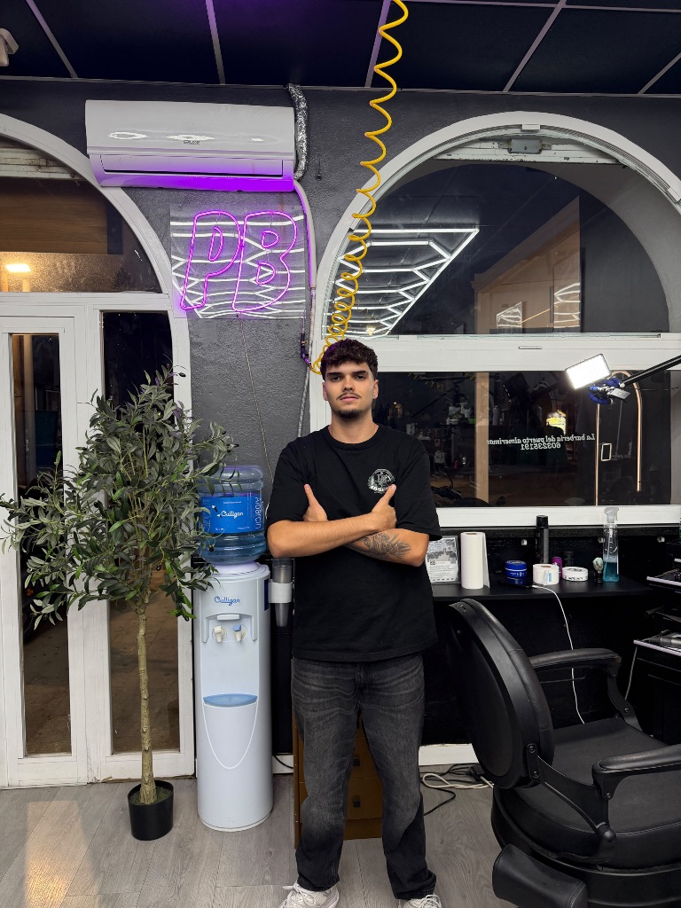 Jairo, barbero de La Barbería del Puerto