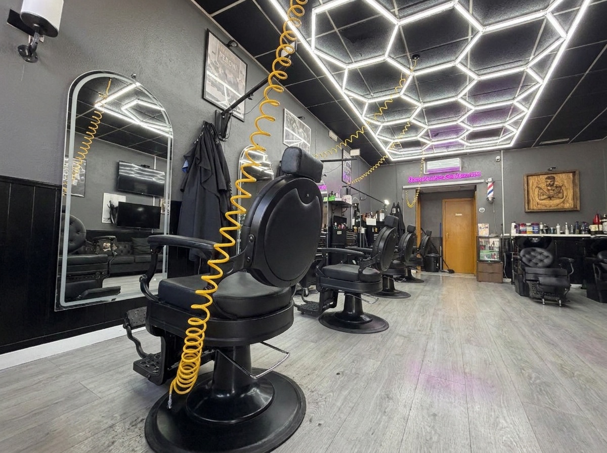 Interior de la barbería con techo de luces hexagonales